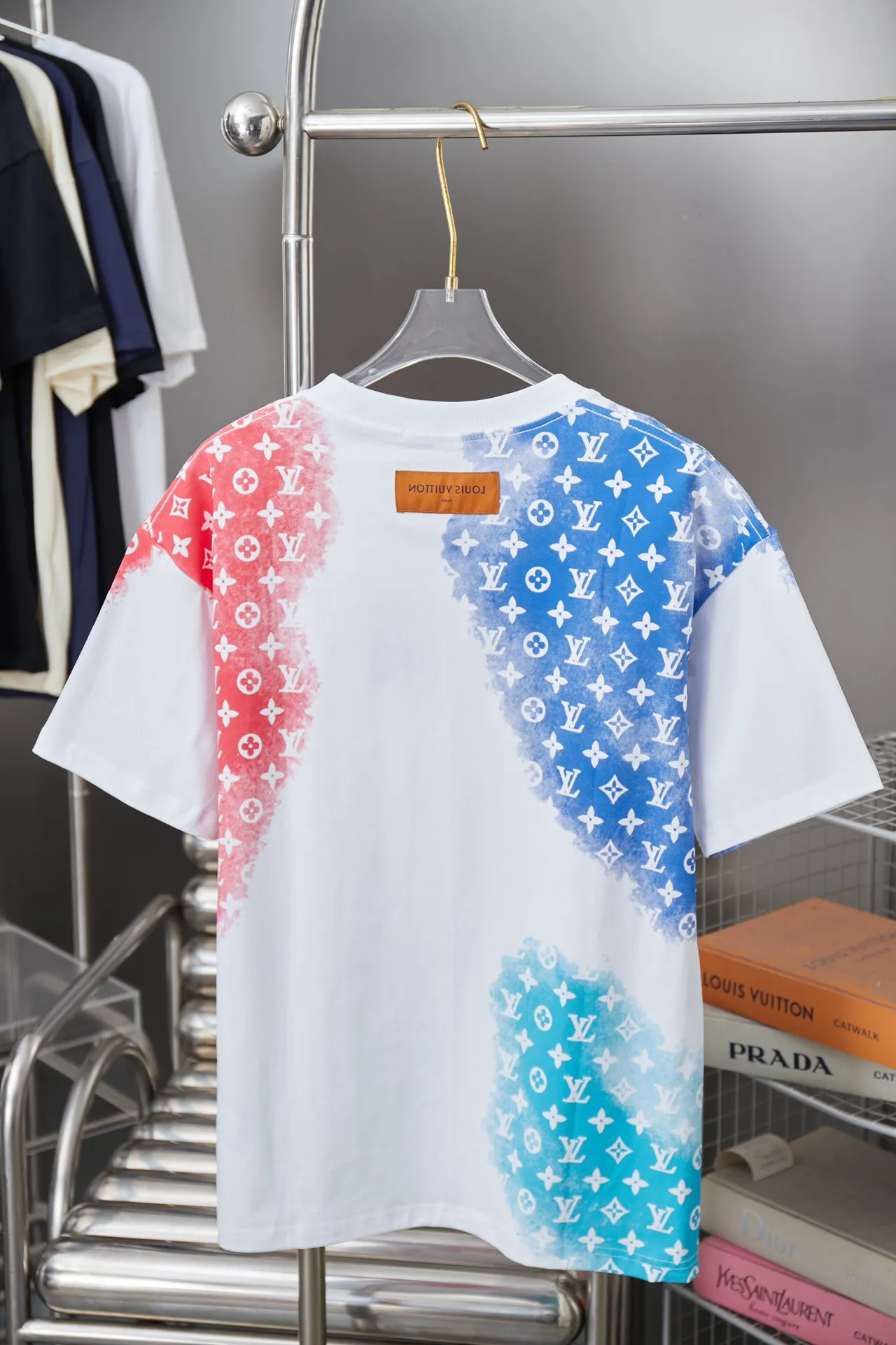 🅿️190 1V 25SS early spring new style Colorful digital LV lettering short sleeves Light luxury essential item for daily commuting for men and women Correct version Welcome to compare Detailed features · 320g 100% pure cotton double yarn jersey fabric · Special thickened 32 pieces of double-strand 1X1 thread in the same cylinder custom dyeing · Positioned color digital LV lettering printing · Double needle stitching and cross-stitching technology · Original main mark, washed tag, brand moisture-proof paper packaging Color: black/white Size: S/M/L/XL